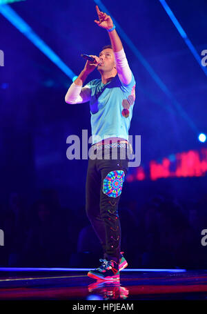 Coldplay Chris Martin joue avec l'Chainsmokers sur scène à la Brit Awards à l'O2 Arena, Londres. Banque D'Images