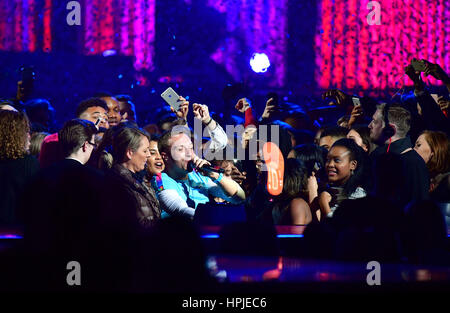 Coldplay Chris Martin joue avec l'Chainsmokers sur scène à la Brit Awards à l'O2 Arena, Londres. Banque D'Images