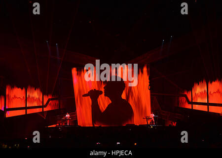 Coldplay Chris Martin joue avec l'Chainsmokers sur scène à la Brit Awards à l'O2 Arena, Londres. Banque D'Images