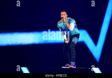 Coldplay Chris Martin joue avec l'Chainsmokers sur scène à la Brit Awards à l'O2 Arena, Londres. Banque D'Images