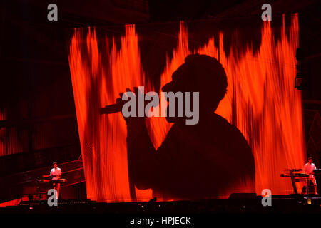 Coldplay Chris Martin joue avec l'Chainsmokers sur scène à la Brit Awards à l'O2 Arena, Londres. Banque D'Images