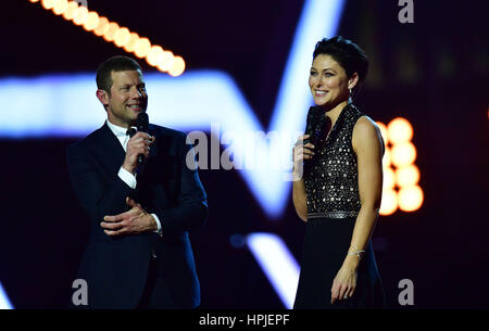 Les présentateurs Emma Willis et Dermot O'Leary sur scène à la Brit Awards à l'O2 Arena, Londres. Banque D'Images