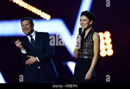 Les présentateurs Emma Willis et Dermot O'Leary sur scène à la Brit Awards à l'O2 Arena, Londres. Banque D'Images