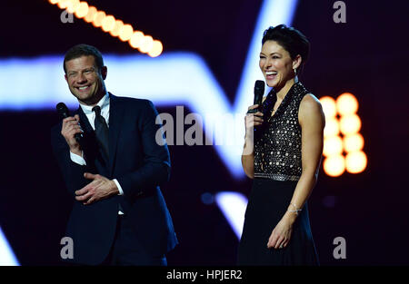 Les présentateurs Emma Willis et Dermot O'Leary sur scène à la Brit Awards à l'O2 Arena, Londres. Banque D'Images