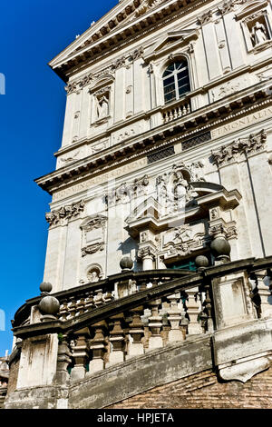 Gros plan du travertin baroque façade de l'église de Saint des Saints Dominique et Sixte (église Santi Domenico e Sisto). Escaliers balustrade. Rome Banque D'Images