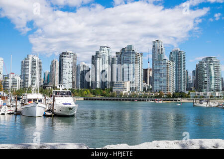 Bateaux au repos dans une marina sur False Creek à Vancouver le quartier de Yaletown skyline en arrière-plan. Banque D'Images
