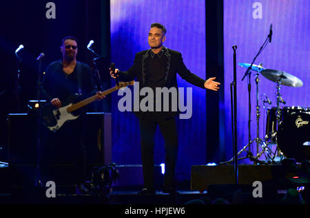 Robbie Williams joue sur la scène du Brit Awards à l'O2 Arena, Londres. Banque D'Images