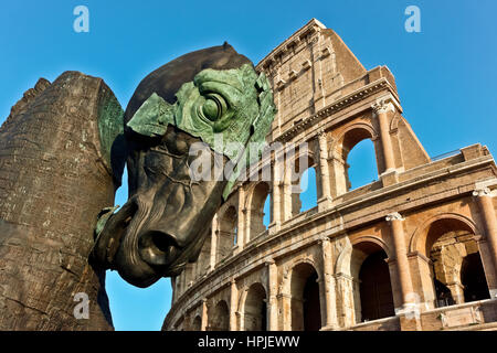 Une sculpture de cheval haut fait partie du projet de Lapidarium (par Gustavo Aceves) au Colisée de Rome. Un message contre la xénophobie. 2016-2017. Italie, Europe, UE. Banque D'Images