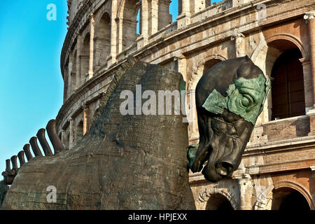 Une sculpture de cheval haut fait partie du projet de Lapidarium (par Gustavo Aceves) au Colisée de Rome. Un message contre la xénophobie. 2016-2017. Italie, Europe, UE. Banque D'Images