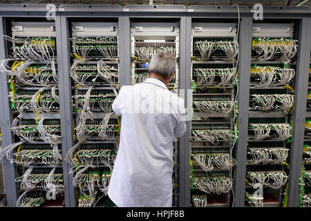 Centre de données technicien travaillant dans la salle des serveurs Banque D'Images