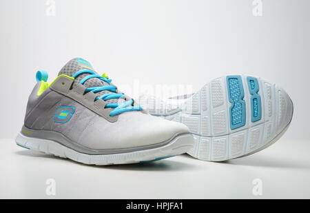 Paire de Skechers chaussures running cut out isolé sur fond blanc Banque D'Images