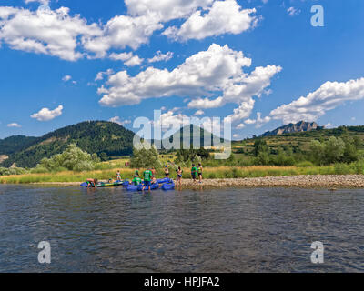 Rafting sur la rivière Dunajec, entre montagnes Pieniny en Pologne Banque D'Images