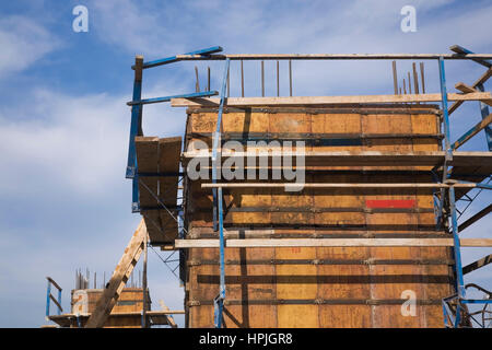 La coulée se forme à la construction d'immeubles commerciaux du site. Banque D'Images