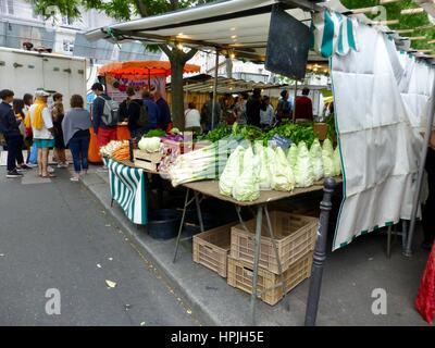 Affiche soigneusement les légumes au marché Bastille sur Boulevard Richard Lenoir, Paris France Banque D'Images