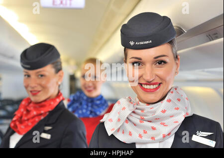 La Serbie : compagnie aérienne nationale de Serbie, le personnel de bord souriant et qu'elles posent pour l'appareil photo en Airbus A330 gros porteurs Banque D'Images