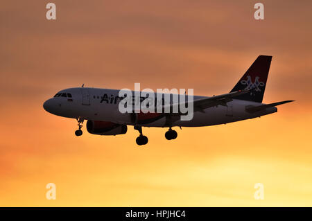 La Serbie de l'Air, compagnie aérienne nationale de Serbie à deux Airbus A319 monocouloir moteur d'atterrissage des avions à réaction Banque D'Images