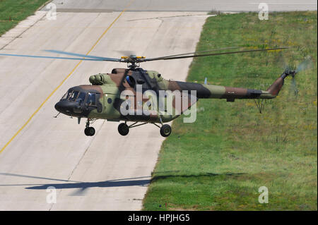 Tout nouveau des hélicoptères russes Mil Mi-17V5 multi-usage en vol de l'hélicoptère pendant l'accouchement de forces armées serbes Banque D'Images