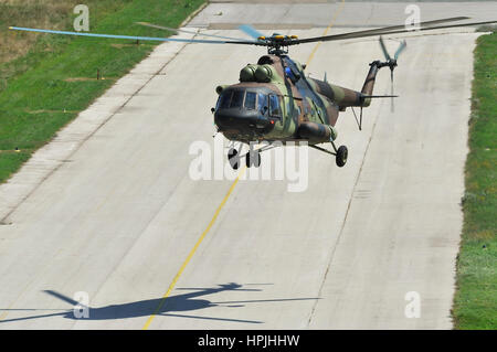 Tout nouveau des hélicoptères russes Mil Mi-17V5 multi-usage en vol de l'hélicoptère pendant l'accouchement de forces armées serbes Banque D'Images