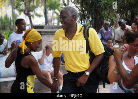 Les Cubains dansent dans le Parque Central, à la Havane, à Cuba. Banque D'Images