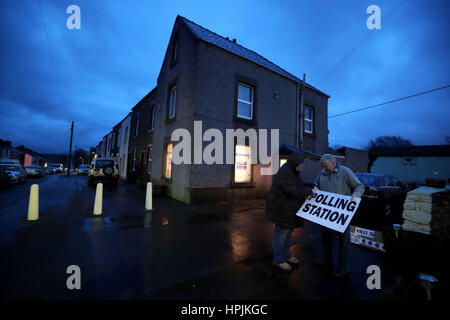 Le président de l'Eddie Garner et scrutin Elaine Wilkinson régler un signe extérieur d'une maison qui est utilisé comme un bureau de vote de pica, Cumbria, que le vote est en cours dans le Copeland élection partielle. Banque D'Images