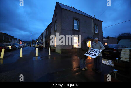 Le président de l'Eddie Garner et scrutin Elaine Wilkinson régler un signe extérieur d'une maison qui est utilisé comme un bureau de vote de pica, Cumbria, que le vote est en cours dans le Copeland élection partielle. Banque D'Images