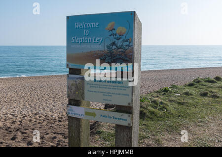 Bienvenue à lieu non identifié Ley National Nature Reserve signe sur la plage près de Torcross qui souffre de l'érosion de la plage Banque D'Images