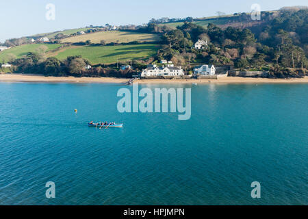 Bateau Gig étant ramé sur l'estuaire de Salcombe en hiver Banque D'Images