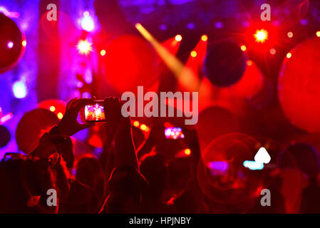 CLUJ-NAPOCA, ROUMANIE - 6 août 2016 : Les personnes qui prennent des photos avec des téléphones intelligents à un Twoloud dj live concert au festival indicibles Banque D'Images