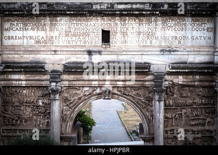 Un arc de triomphe au Forum Romain ruines à Rome, en Italie dans la lumière du crépuscule.
