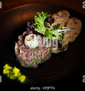 Filet Américain (steak tartare) servi au sud de Houston à La Haye, aux Pays-Bas. Le restaurant sert une variété de cuisine Américaine et Continentale di Banque D'Images