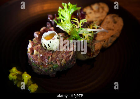 Filet Américain (steak tartare) servi au sud de Houston à La Haye, aux Pays-Bas. Banque D'Images