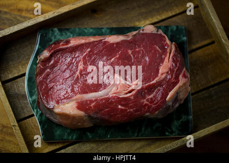 Entrecote steak sur un plateau