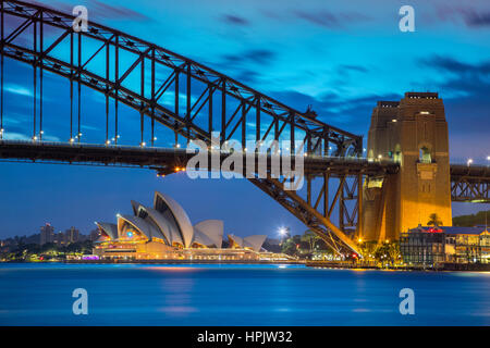 Sydney. Cityscape image de l'Opéra de Sydney, Australie avec le Harbour Bridge et Sydney skyline pendant le coucher du soleil. Banque D'Images