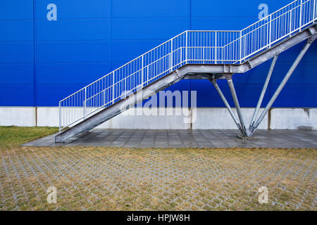 Escalier pour le toit Street view sur mur bleu Banque D'Images