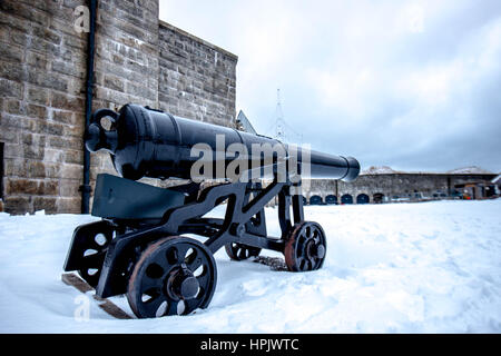 Chercher le vieux fusil en noir ancien château dans le centre-ville de Halifax Citadel monument hiver neige Banque D'Images