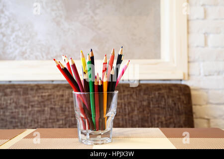 Crayon de couleur dans le verre sur la table en bois Banque D'Images