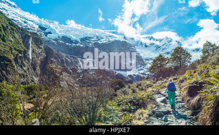 Randonneur sur sentier, Rob Roy Glacier, Mount Aspiring National Park, Otago, Nouvelle-Zélande, Southland Banque D'Images