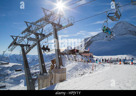 Télésiège de Schlegeis et des glaciers de montagne dans le domaine de ski, skieurs, glacier de Hintertux, Tyrol, Autriche Banque D'Images