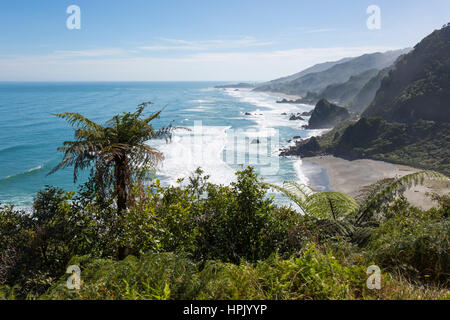 Paparoa Punakaiki, Parc National, côte ouest, Nouvelle-Zélande. Vue sur la côte, de colline au-dessus de la baie, la baie d'Meybille chapeliers visible en arrière-plan. Banque D'Images