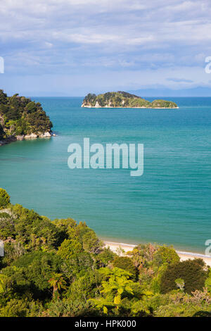 Parc national Abel Tasman, Tasman, Nouvelle-Zélande. Vue sur la baie à partir de la coquille l'Abel Tasman Coast Track près de Marahau. Banque D'Images