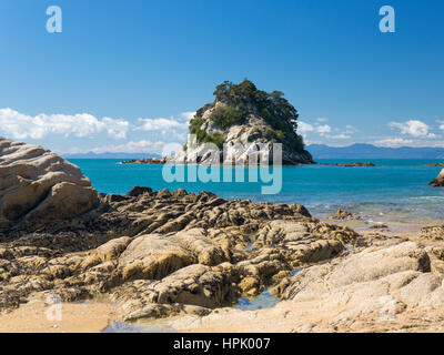 Kaiteriteri, Tasman, Nouvelle-Zélande. Vue sur la baie de Tasman Torlesse Rock, Little Kaiteriteri. Banque D'Images