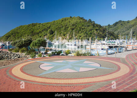 Picton, Marlborough, Nouvelle-Zélande. Mosaïque de la chaussée au bord sous la forme d'une rose des vents. Banque D'Images