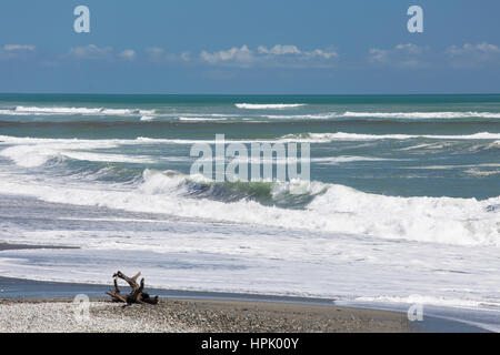 Hokitika, côte ouest, Nouvelle-Zélande. Vagues puissantes de la mer de Tasman se brisant sur la plage. Banque D'Images