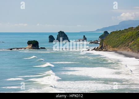 Greymouth, sur la côte ouest, en Nouvelle-Zélande. Vue vers le nord le long de la côte de la mer de Tasman près de Greigs à douze milles Bluff et le Motukiekie les roches. Banque D'Images