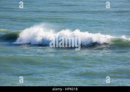 Paparoa Punakaiki, Parc National, côte ouest, Nouvelle-Zélande. De puissantes vagues dans la mer de Tasman au large de la Dolomite Point. Banque D'Images