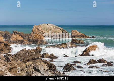 Tiromoana, Paparoa National Park, côte ouest, Nouvelle-Zélande. Vagues se briser contre les rochers sur la côte de la mer de Tasman Bay Pic à. Banque D'Images