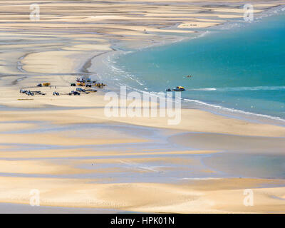 Marahau, Tasman, Nouvelle-Zélande. Vue sur la baie de sable à marée basse, le tracteur tirant water taxi en direction de la plage. Banque D'Images