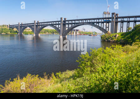 Pont en arc en béton préobrajenski sur Dniepr au printemps, en vue de l'île Khortytsia, Zaporozhye, Ukraine Banque D'Images