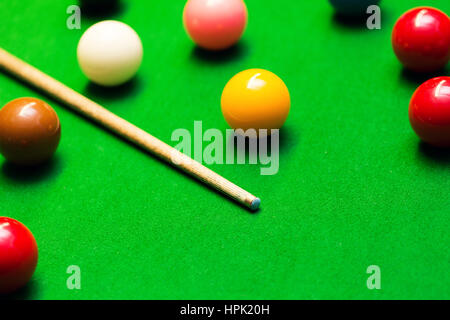 Boules de billard et cue sur la table Banque D'Images