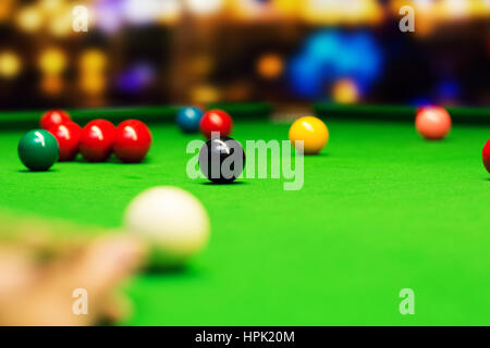Snooker - viser la boule de choc. L'accent sur boule noire Banque D'Images